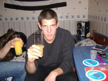 dan entrain de  prendre 1 verre